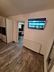 an empty room with a television on a wall at Plitvice Green Gold Apartments in Korenica