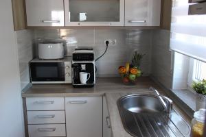 Kuchyň nebo kuchyňský kout v ubytování Apartment Dinko