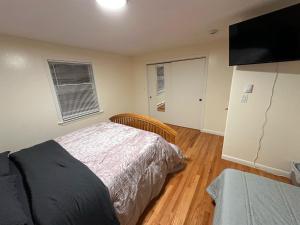 une chambre avec un lit et une télévision à écran plat dans l'établissement Private Room in Melrose, à Melrose