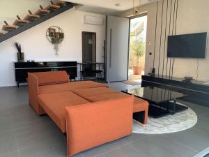 Una sala de estar con un sofá y un televisor. en NEW! Villa With Heated Pool in Cavtat, en Cavtat