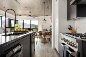 Dapur atau dapur kecil di Sundance Cove by Fieldtrip Modernist Masterpiece Next to National Park Camp Entrance