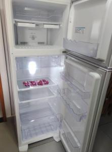 an open refrigerator with food inside of it at CASA CLIMATIZADA COM HIDROMASSAGEM PRÓXIMO BETO CARRERO E PRAIAS - Casa 2 DuMar Hospedagem in Penha +21 photos