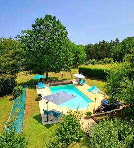 Una vista aérea de una piscina en un patio. en Le Coze, en Saint-Martial-de-Nabirat
