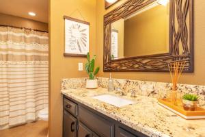 Ένα μπάνιο στο Sunset House Joshua Tree Infinity Pool Spa Views Hiking Trail