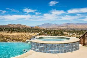 Πισίνα στο ή κοντά στο Sunset House Joshua Tree Infinity Pool Spa Views Hiking Trail