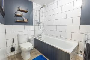 a bathroom with a toilet and a tub and a sink at Modern Apartment, Frome, WiFi, Double Bed, Smart TV in Frome +9 photos