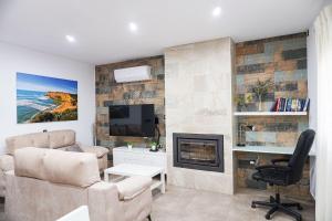 TV a/nebo společenská místnost v ubytování Villa Nueva Cascada - Casa Rustica "Tu Casa En Conil"