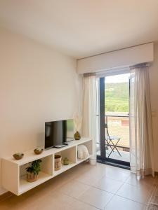 フィステーラにあるApartamento Máis by ALÔGAのリビングルーム(テレビ、バルコニー付)