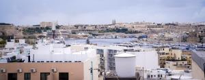 Nespecifikovaný výhled na destinaci Sliema nebo výhled na město při pohledu z aparthotelu