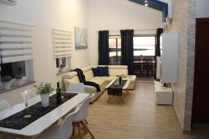 TV a/nebo společenská místnost v ubytování Apartment Dinko