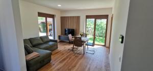 un salon avec un canapé et une table dans l'établissement Apartment Ratek, à Ivanjkovci