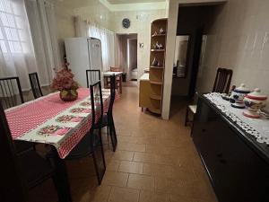 een keuken en eetkamer met een tafel en een koelkast bij Casa benção de mãe in Aparecida