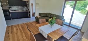 un salon avec une table et un canapé dans l'établissement Apartment Ratek, à Ivanjkovci
