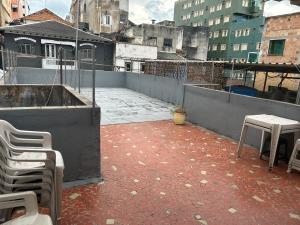 een leeg balkon met stoelen en tafels op een gebouw bij Casa benção de mãe in Aparecida