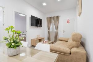 a living room with a couch and a table at Resort Circuito Sevilla in Carmona
