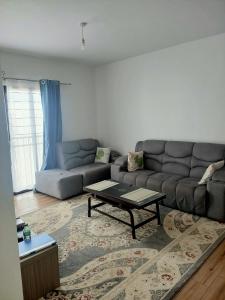 ein Wohnzimmer mit Sofa und Couchtisch in der Unterkunft Tatu city cozy corner unity west in Ruiru + 1 Foto