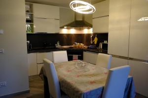 cocina con mesa con sillas y comedor en Garden Apartment, en San Colombano al Lambro