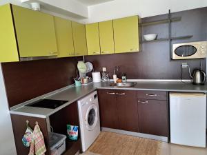 Kuchyň nebo kuchyňský kout v ubytování Grand Kamelia Apartment