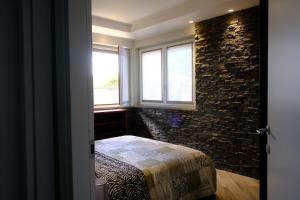 Un dormitorio con una cama y una pared de ladrillo. en Garden Apartment, en San Colombano al Lambro 47 fotos más