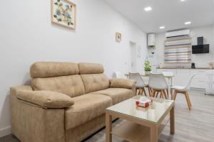 a living room with a couch and a table at Resort Circuito Sevilla in Carmona