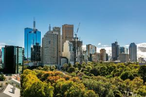 une ligne d'horizon avec de grands bâtiments et des arbres dans l'établissement Quest Jolimont, à Melbourne