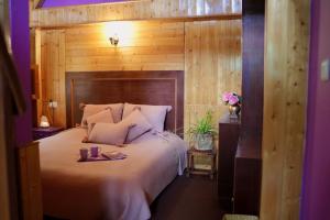 マナリにあるSehar Boutique Stay & Galleryのベッドルーム1室(大型ベッド1台、靴付)