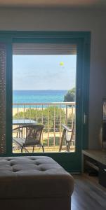 ein Wohnzimmer mit Blick auf das Meer vom Balkon in der Unterkunft Apartamento Malgrat de mar in Malgrat de Mar