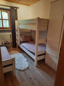 Ένα ή περισσότερα κρεβάτια σε δωμάτιο στο Ferienwohnung AusZeit +35 φωτογραφίες