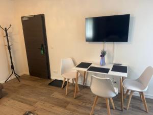 TV a/nebo společenská místnost v ubytování Hotel Dernbach