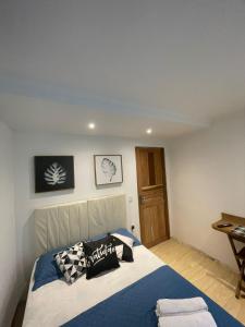 Ένα ή περισσότερα κρεβάτια σε δωμάτιο στο Flat da Fê in Buzios - 10 min a pé da Rua das Pedras