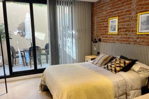 Giường trong phòng chung tại Loft Marina - Loft Frente a Playa Luna Roja, Chapadmalal Para 4 PAX - Hola Sur