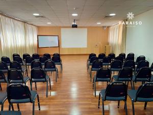 una sala de conferencias con sillas y una pantalla blanca en Hoteles Paraiso CHICLAYO, en Chiclayo