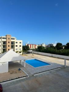 a swimming pool on the roof of a building at Hermoso apartamento cerca de la playa in La Romana