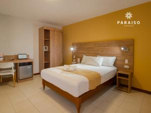 una habitación de hotel con una cama y un escritorio en Hoteles Paraiso CHICLAYO, en Chiclayo