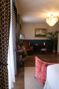 Posezení v ubytování The Hatmaker Boutique Hotel
