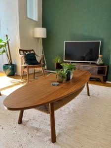 a living room with a coffee table and a tv at Pondok Nyaman in Arnhem