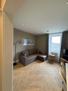 ein Wohnzimmer mit Couch und Fernseher in der Unterkunft Central Oban 2BR Short walk to Ferries and Harbour in Oban