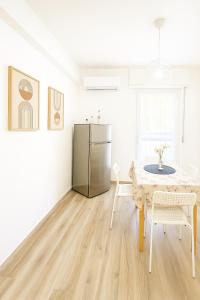 a kitchen with a table and chairs and a refrigerator at San Siro ippodromo fiera Milano apartment x4pax in Milan