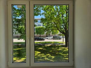 Aed väljaspool majutusasutust Bright Central Studio, Free Parking, Ltd Avail