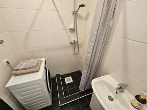Vannituba majutusasutuses Bright Central Studio, Free Parking, Ltd Avail
