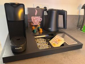 Příslušenství pro přípravu čaje a kávy v ubytování Urbanes Apartment Bielefeld-Bethel