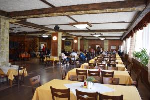 Restoran või mõni muu söögikoht majutusasutuses Constantzia Balneohotel