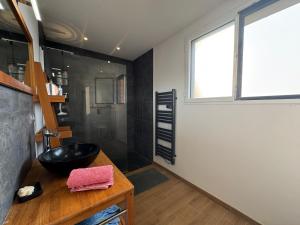 a bathroom with a black sink and a shower at LUrbanMans - Circuit Bugatti - Wi-fi in Le Mans +9 photos