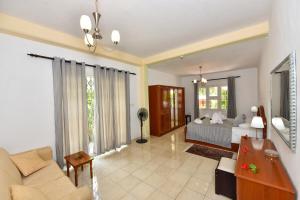 博瓦隆的住宿－傑西斯塞舌爾旅館，客厅配有床和沙发