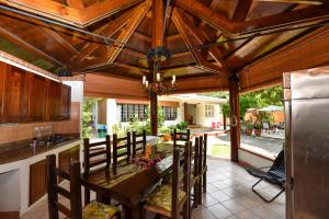 cocina y comedor con mesa y sillas en Jessies Guest House Seychelles en Beau Vallon