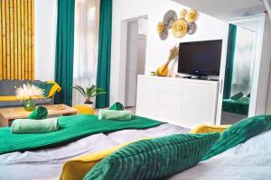una camera da letto con un letto grande e una TV di Cuddle Corner Budapest a Budapest Altre 36 foto