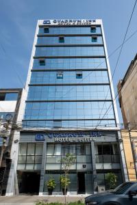 um edifício de vidro alto com um sinal nele em Quadrum em Lima