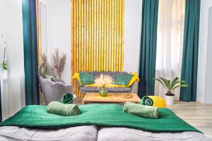 un soggiorno con un letto e un divano di Cuddle Corner Budapest a Budapest