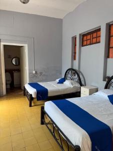 Postel nebo postele na pokoji v ubytování Hotel Queretaro