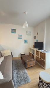 ein Wohnzimmer mit Sofa und Flachbildfernseher in der Unterkunft Ocean in Orio + 7 Fotos